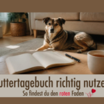 Aufgeschlagenes Notizheft mit Stift, dahinter liegt ein Hund entspannt auf dem Boden